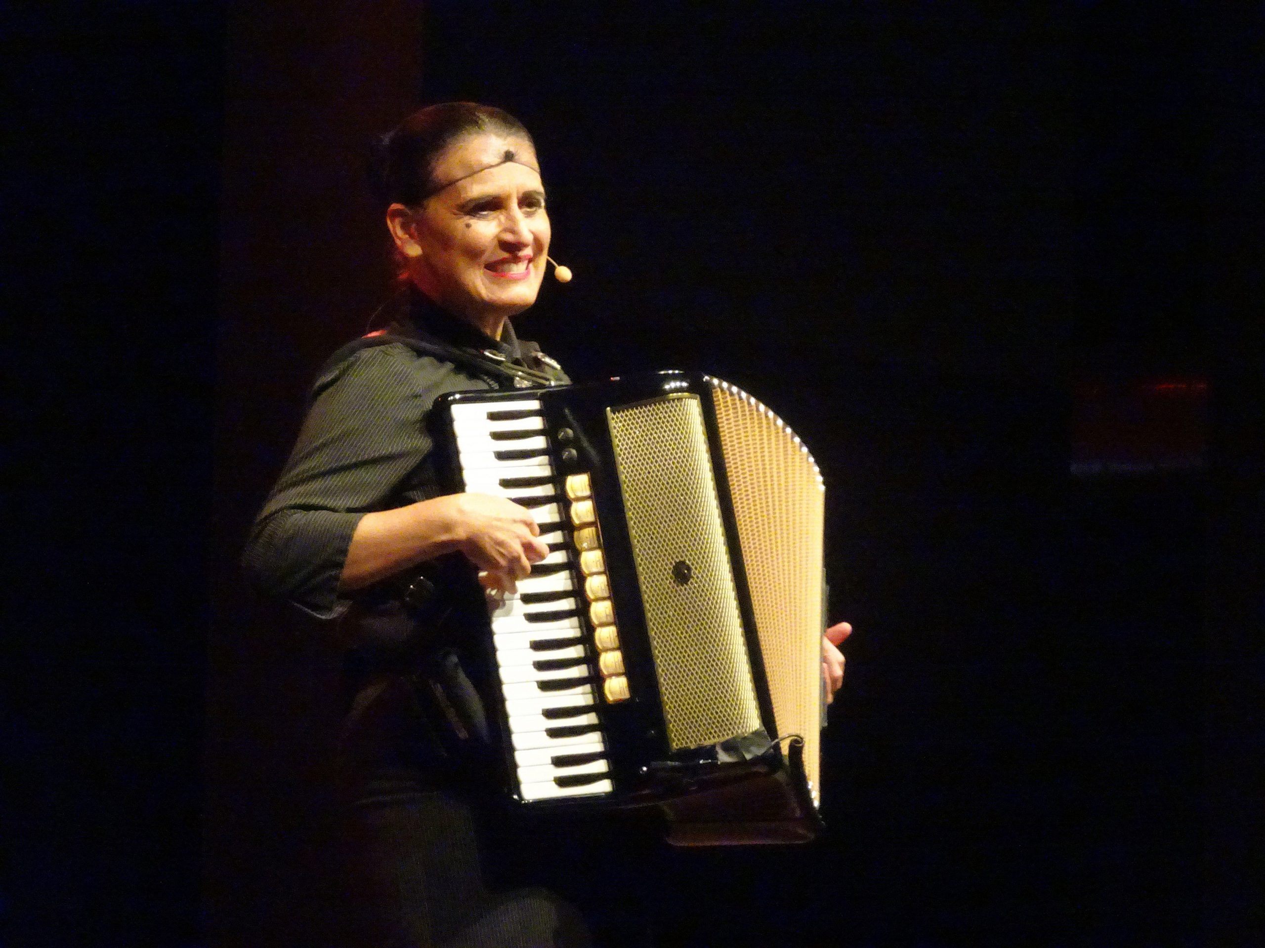 Carmela de Feo verzauberte mit Humor und Akkordeon. Carmela de Feo verzauberte mit Humor und Akkordeon.