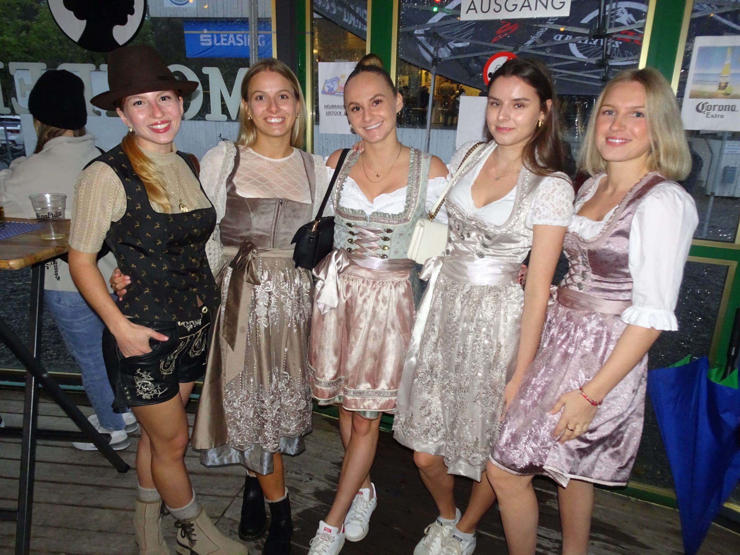Die "Admira-Spielerfrauen" schmissen sich stilgerecht für das Oktoberfest in Schale. Die "Admira-Spielerfrauen" schmissen sich stilgerecht für das Oktoberfest in Schale.
