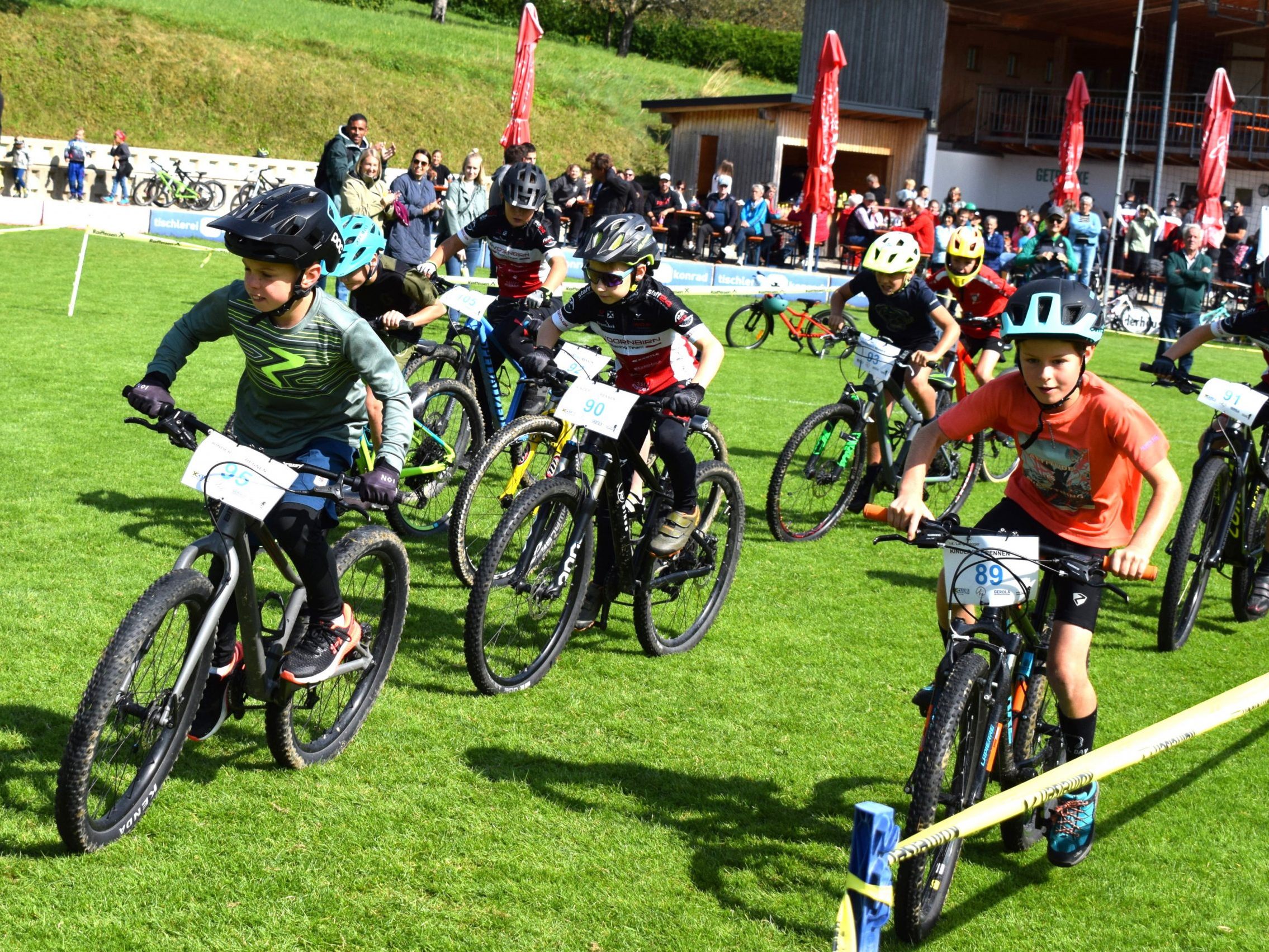 Volle Konzentration auf den Parcours bei den Rennteilnehmern. Volle Konzentration auf den Parcours bei den Rennteilnehmern.