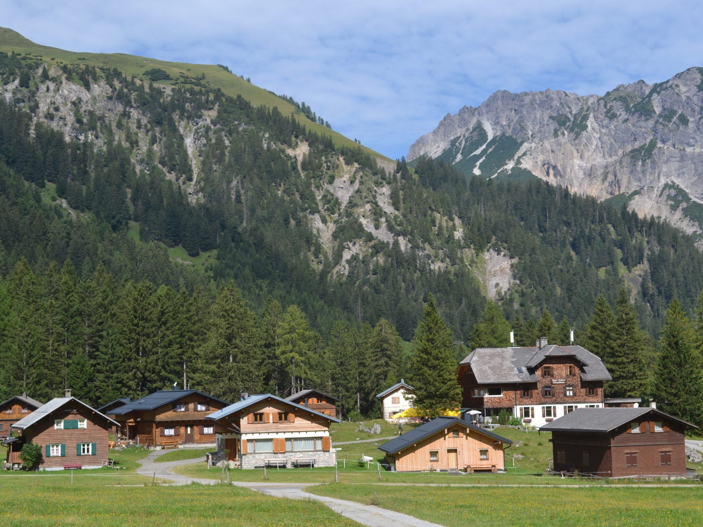 Prägend in der Landschaft des Nenzinger Himmels: Das „Hotel“.