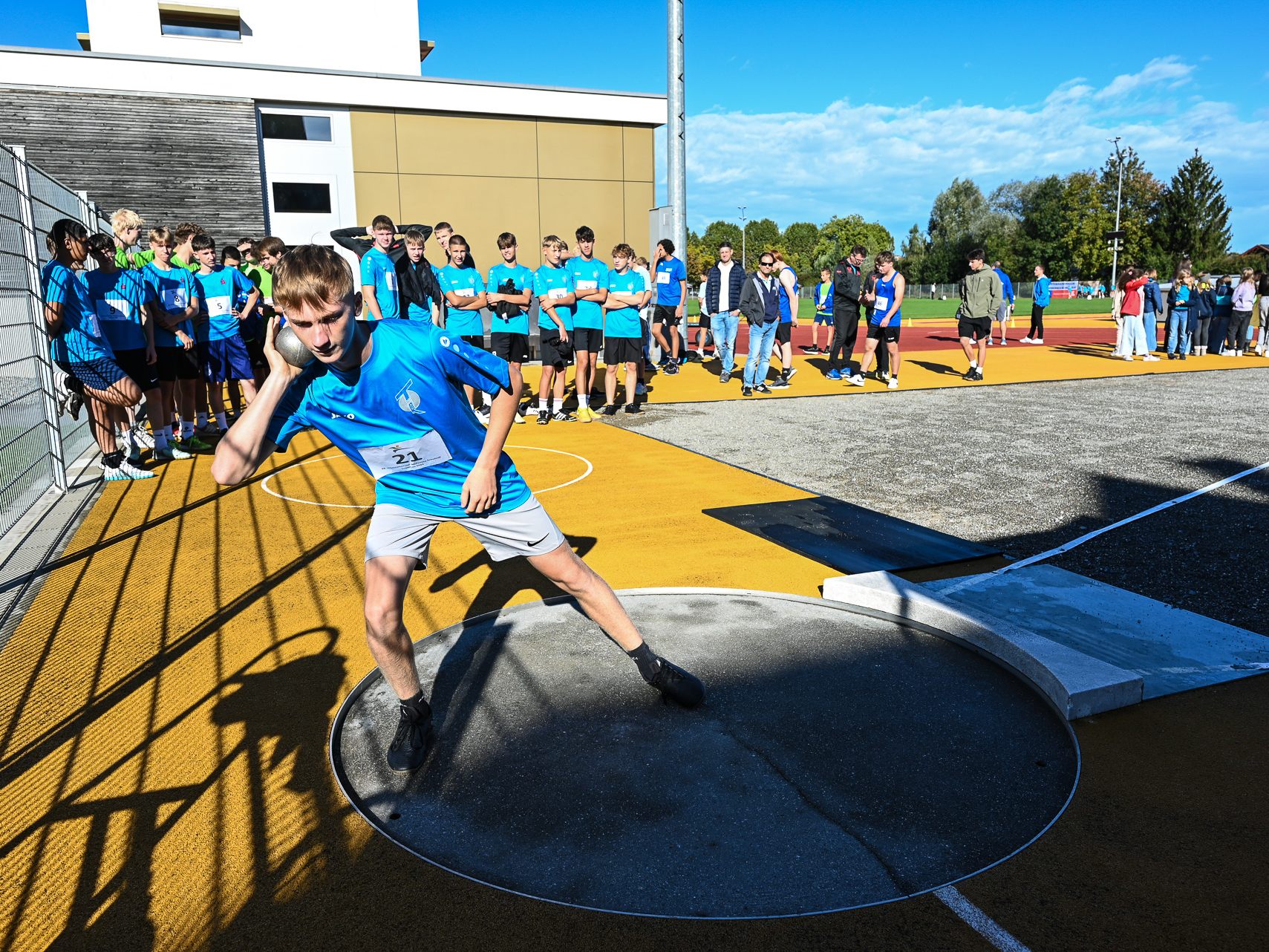 Rund 400 Schülerinnen aus Deutschland, der Schweiz und Vorarlberg traten in der Leichtahletik und dem Handball gegeneinander an. Grund dafür: der internationale Bodensee-Schulcup in Lustenau. Rund 400 Schülerinnen aus Deutschland, der Schweiz und Vorarlberg traten in der Leichtahletik und dem Handball gegeneinander an. Grund dafür: der internationale Bodensee-Schulcup in Lustenau.