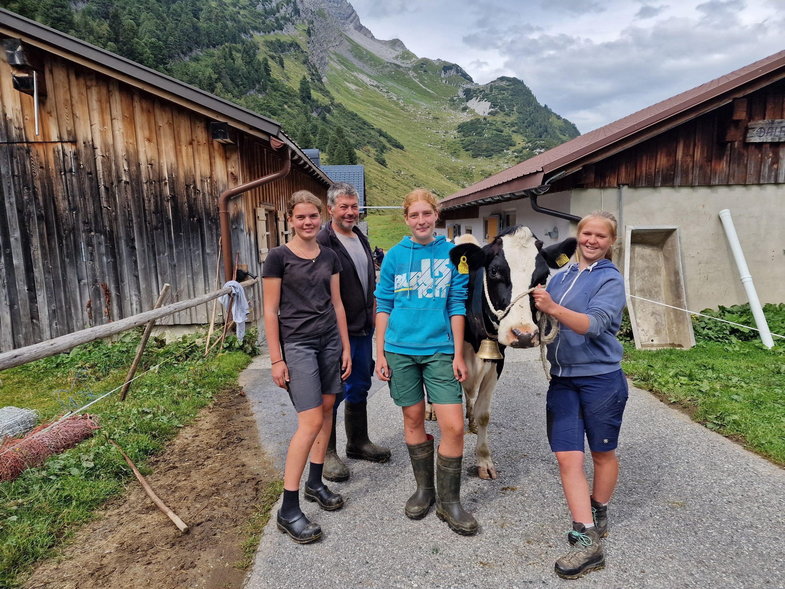 Bella, die schöne Tiroler Kuh wird von den Jungälplerinnen Zita, Melinda und Perrine sowie von Alpchef Christian Kohler begleitet Bella, die schöne Tiroler Kuh wird von den Jungälplerinnen Zita, Melinda und Perrine sowie von Alpchef Christian Kohler begleitet