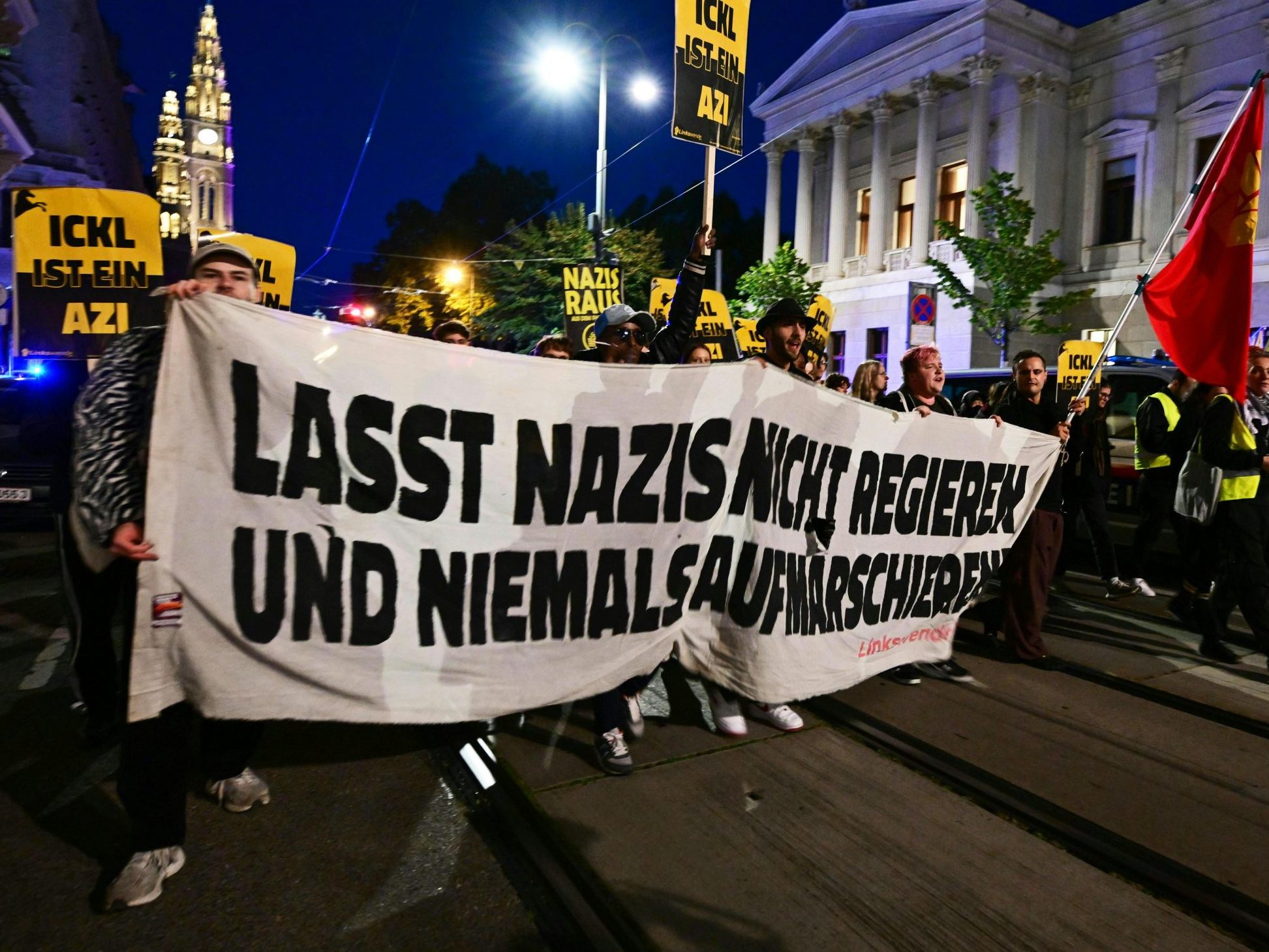 Protestierende skandieren unter anderem "niemals Kickl".
