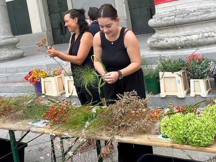 Die Vorarlberger Florist:innen beim Blumenflashmob im vergangenen Jahr. Die Vorarlberger Florist:innen beim Blumenflashmob im vergangenen Jahr.