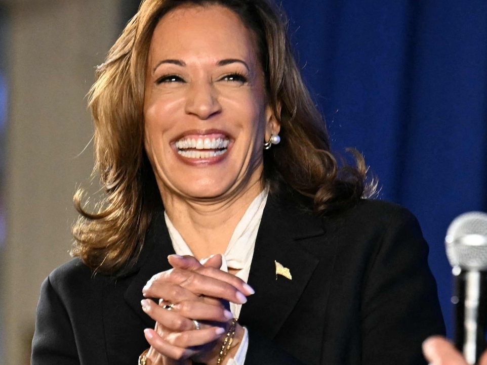 Die Mehrheit der politischen Beobachter sieht Kamala Harris als klare Siegerin im TV-Duell gegen Donald Trump. Die Mehrheit der politischen Beobachter sieht Kamala Harris als klare Siegerin im TV-Duell gegen Donald Trump.
