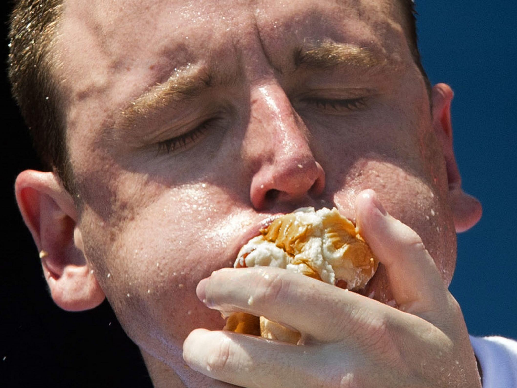 Joey Chestnut bricht Rekord: 83 Hotdogs in 10 Minuten bei Wettessen in Las Vegas. Joey Chestnut bricht Rekord: 83 Hotdogs in 10 Minuten bei Wettessen in Las Vegas.