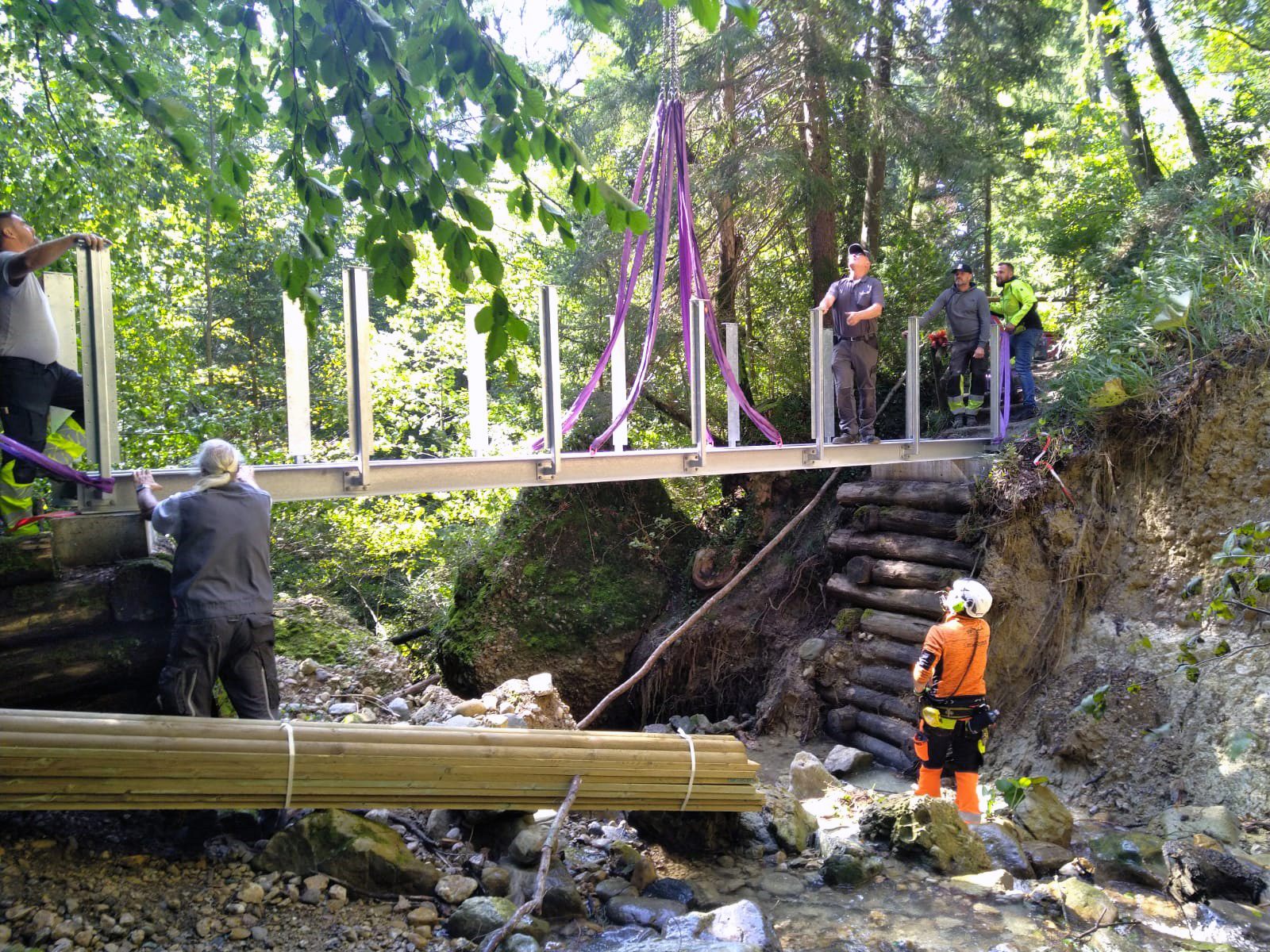 Zentimeterarbeit beim Einbau der neuen "Grenzbrücke" von Hörbranz nach Eichenberg. Zentimeterarbeit beim Einbau der neuen "Grenzbrücke" von Hörbranz nach Eichenberg.
