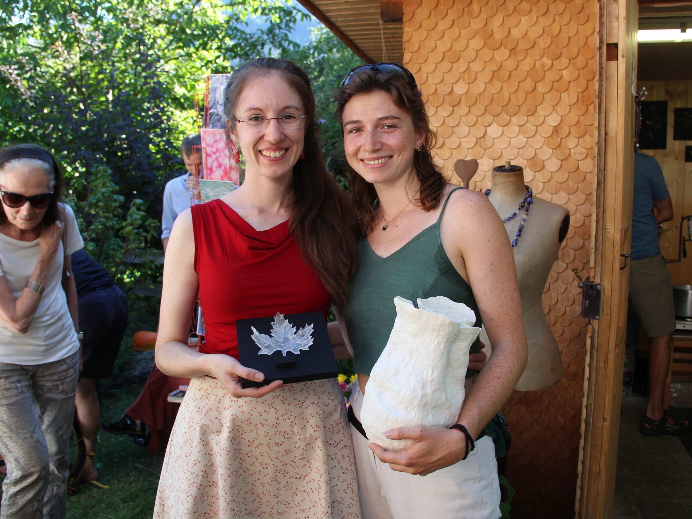 Anne Sausgruber und Anna Bertle mit ihren neuesten Kreationen beim Gartenfest.