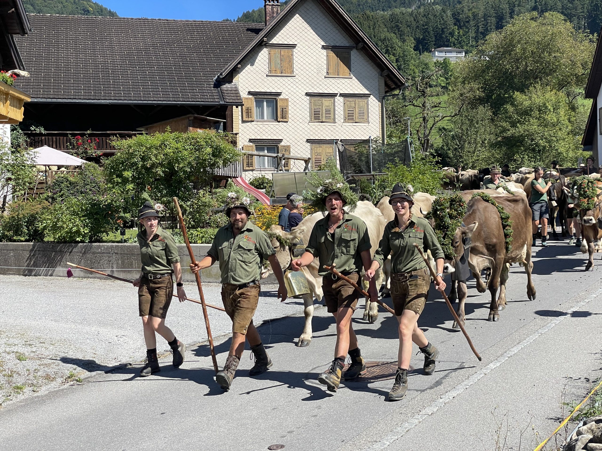 Diesen Samstag kehren die Kühe mit ihren Älplerinnen und Älplern ins Dorf zurück.