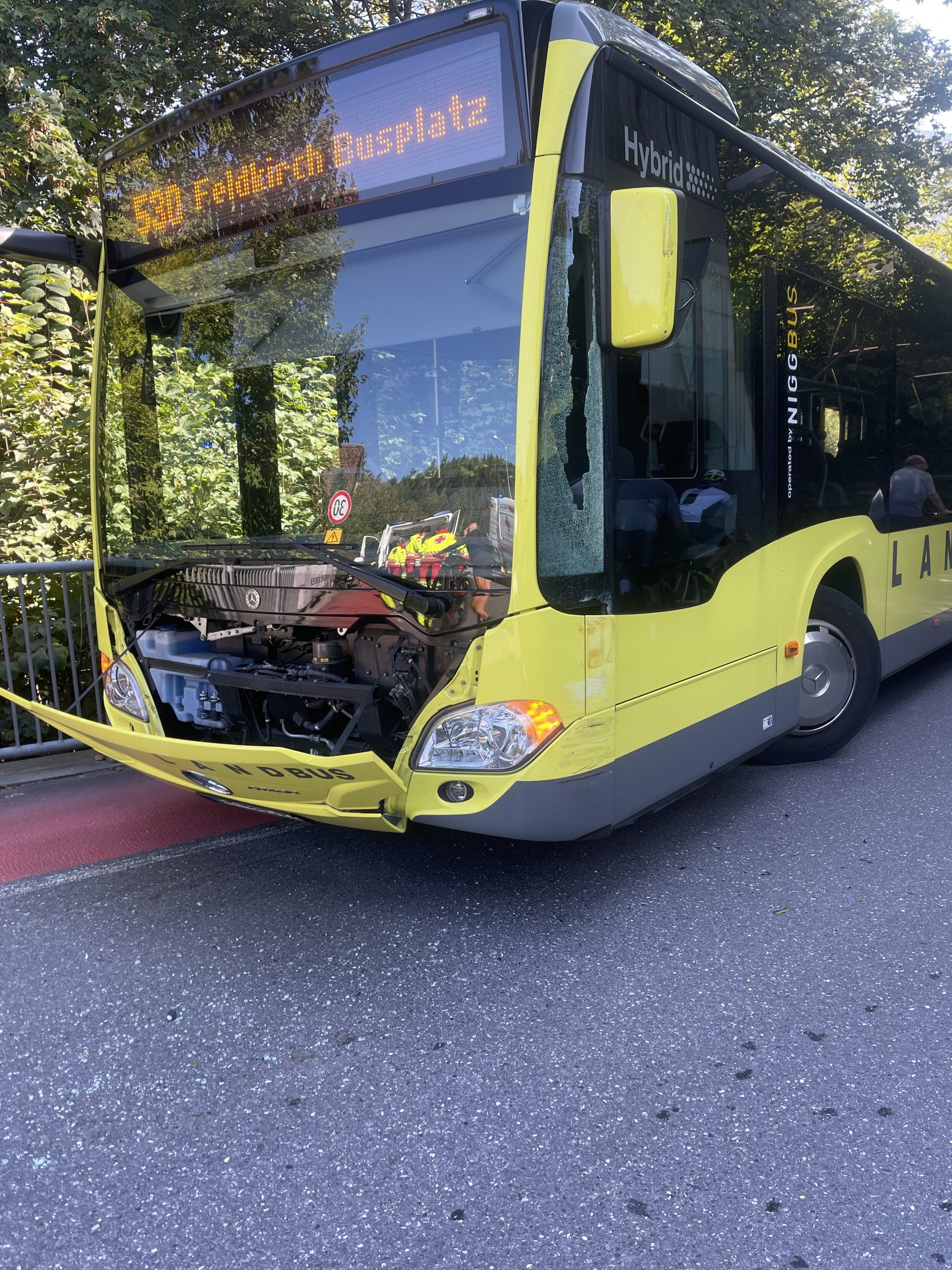 Der Bus wurde an der Front beschädigt. Der Bus wurde an der Front beschädigt.