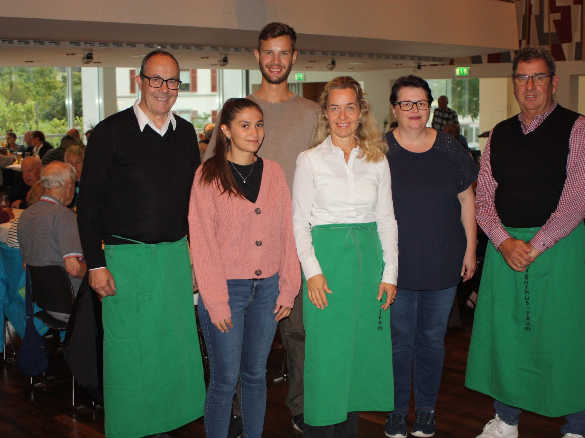 Andreas Prenn (l.), die Gemeinderäte Karin Reith und Helmut Jenny plus die MGR-Mitarbeiter Manuela Muhr, Marielle Längle und Tobias Walser machten als Kellner eine gute Figur.