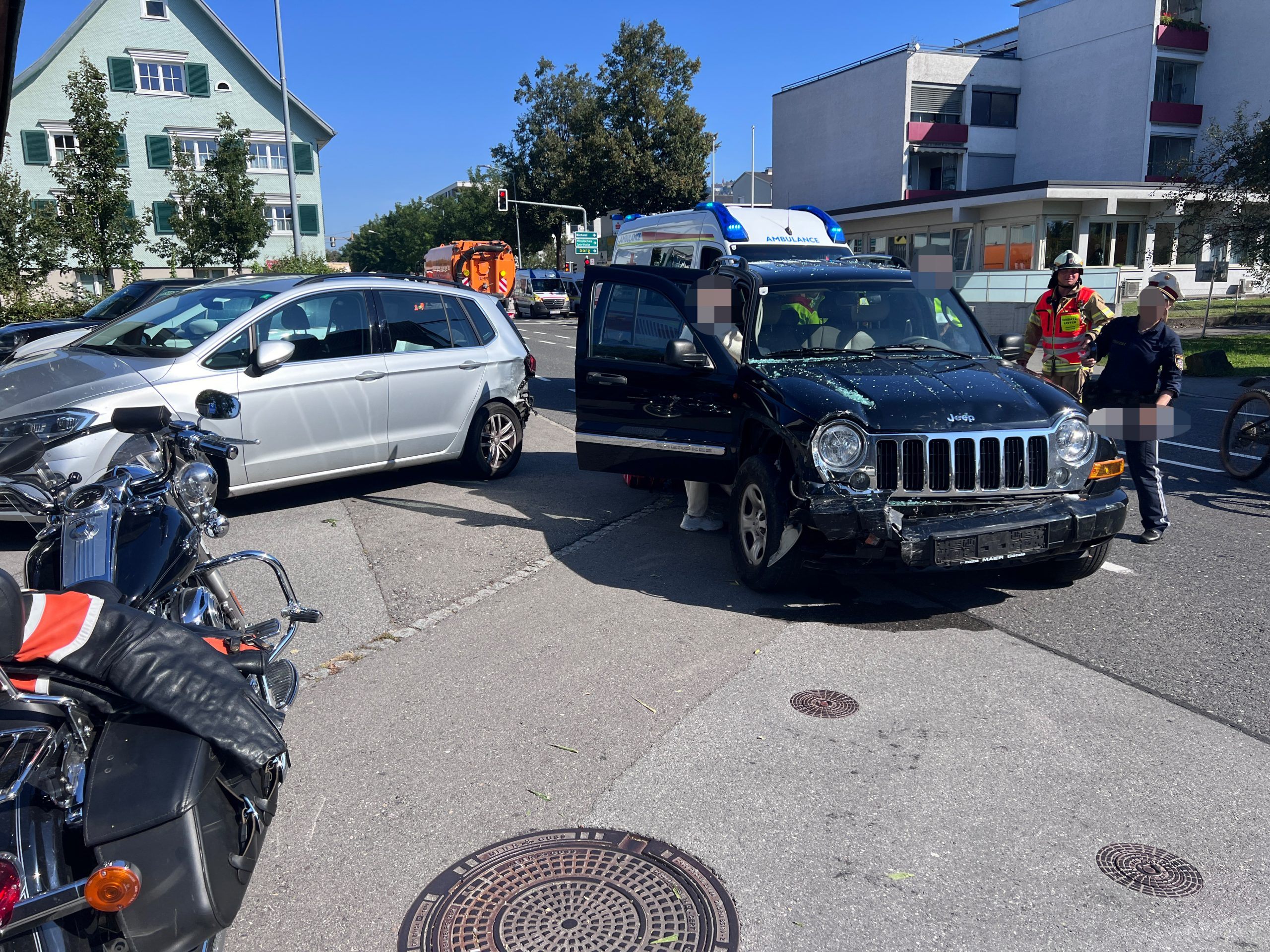 Zwei Personen wurden bei dem Unfall verletzt.