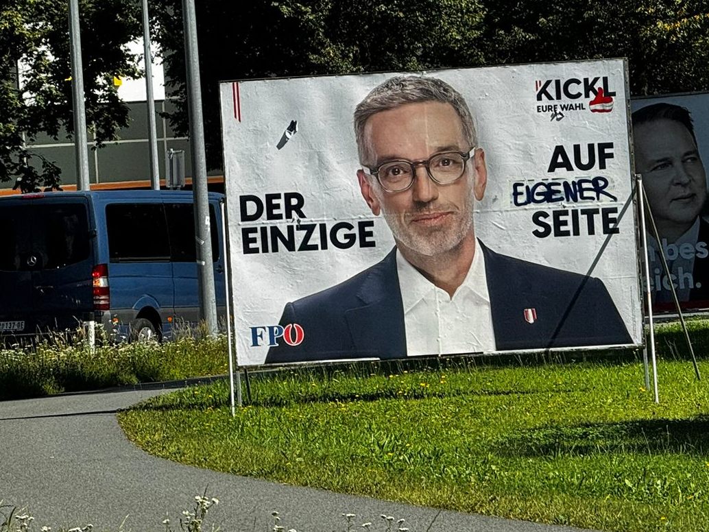 Ein Schmierfink machte sich an Kickls Wahlplakaten zu schaffen. Ein Schmierfink machte sich an Kickls Wahlplakaten zu schaffen.
