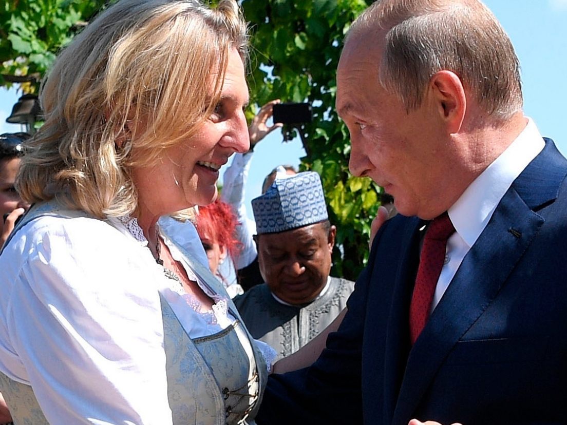 Karin Kneissl tanzte 2018 mit Wladimir Putin auf ihrer Hochzeit (l.), jetzt ist sie die Tiger-Botschafterin für den russischen Machthaber.