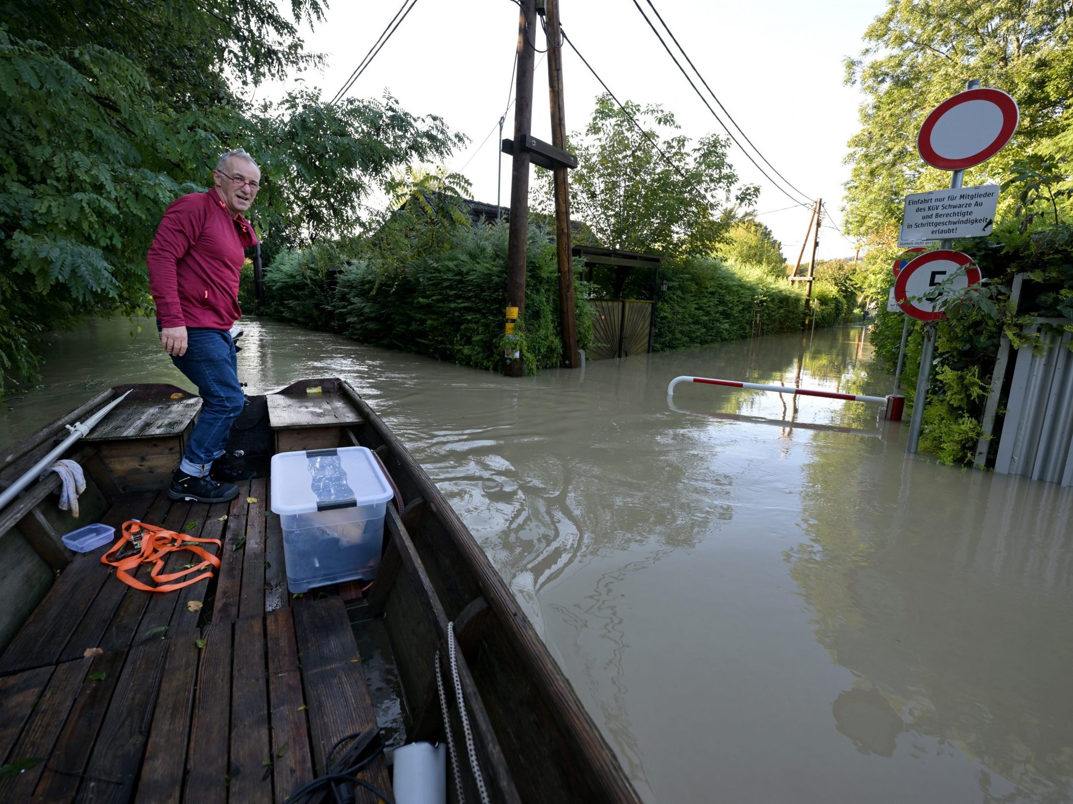 Ein Anrainer am Weg zu seinem Haus in einer von der Donau überschwemmten Gartenanlage in Klosterneuburg am Dienstag. 17. September 2024.