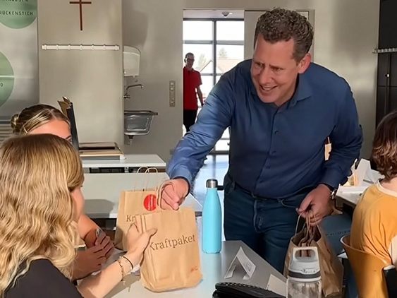 AK Präsident Bernhard Heinzle brachte den Lehrlingen höchstpersönlich ein Kraftfrühstück zum Schulstart.