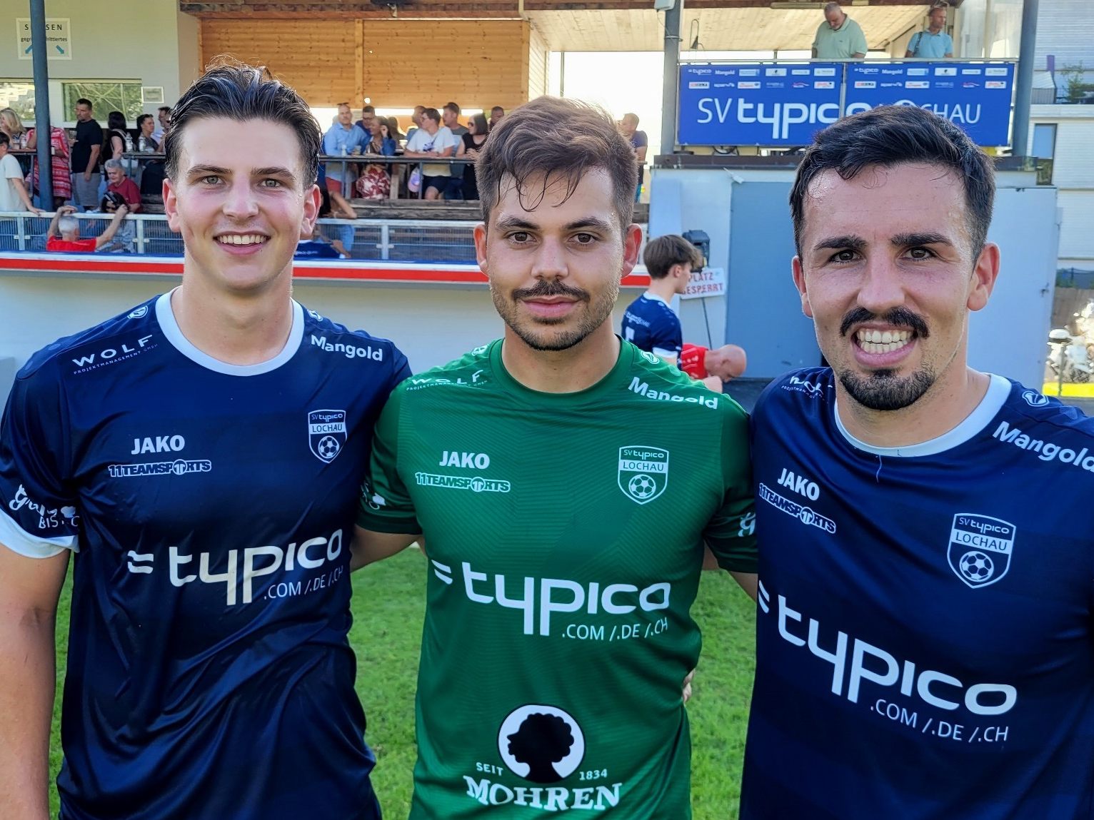 Der SV typico Lochau jubelte über den tollen 2:1 Sieg im letzten „Heimspiel-Doppel“ gegen Egg. Die Torschützen waren Lukas Rusch und Robin Lotzky, im Bild mit „Matchwinner“ Tormann Sandro Eichhübl. Der SV typico Lochau jubelte über den tollen 2:1 Sieg im letzten „Heimspiel-Doppel“ gegen Egg. Die Torschützen waren Lukas Rusch und Robin Lotzky, im Bild mit „Matchwinner“ Tormann Sandro Eichhübl.