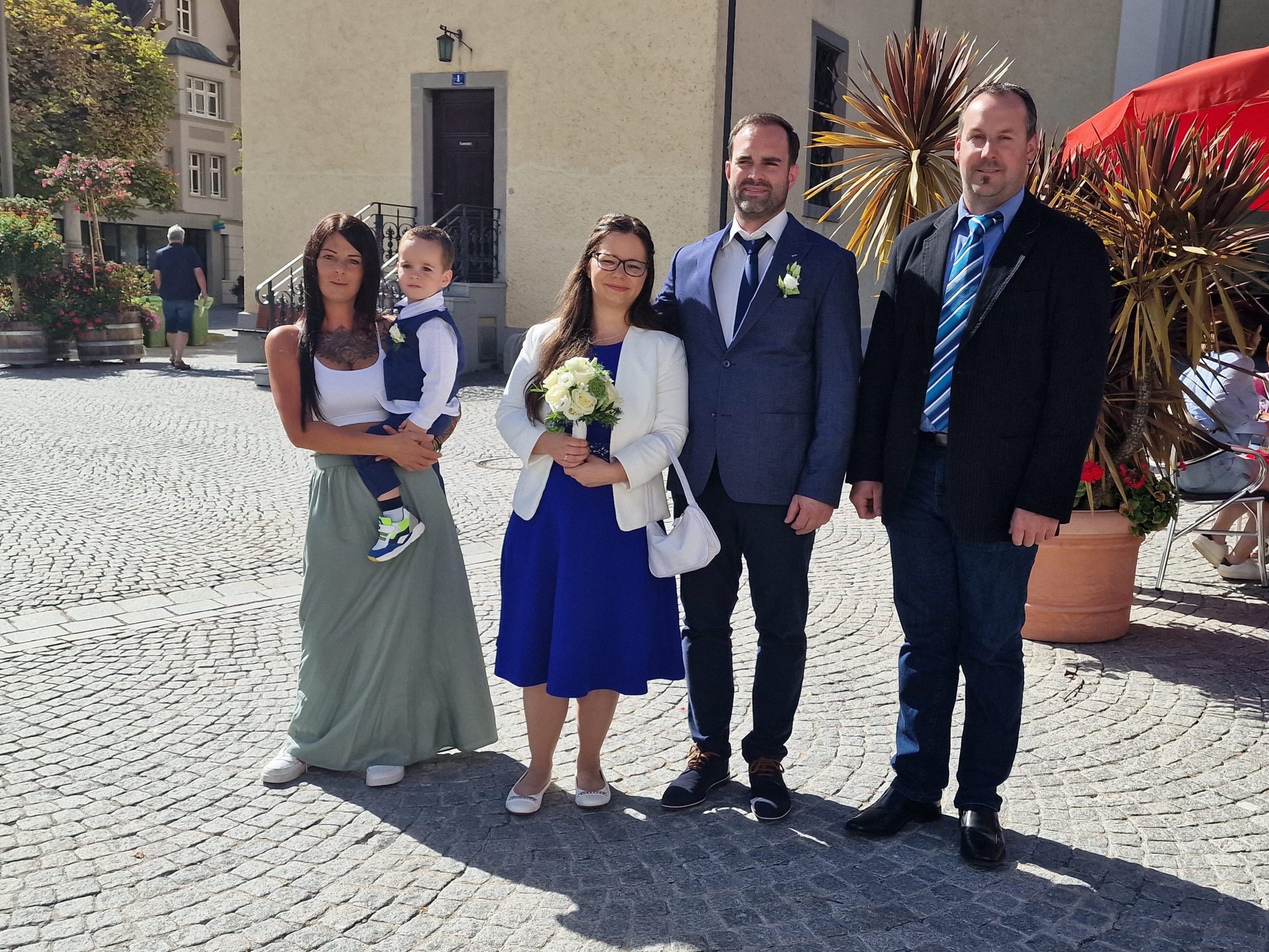 Das frisch vermählte Paar Rebeca und Lars Marlin mit Leandro und den Trauzeugen.