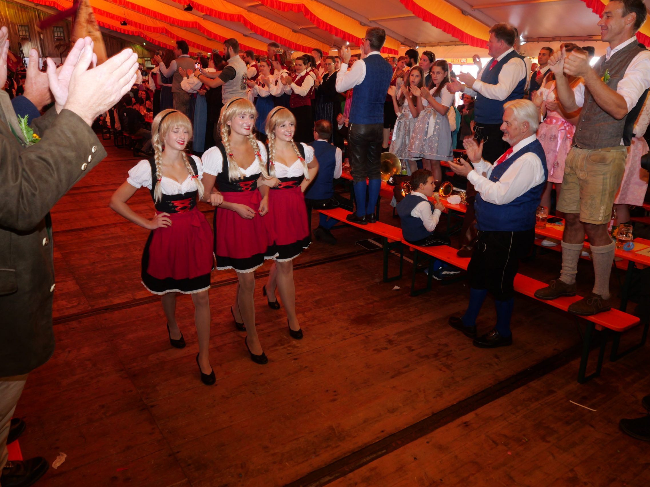 Die Drei Schwestern beim Fahneneinzug ins Festzelt. Die Drei Schwestern beim Fahneneinzug ins Festzelt.