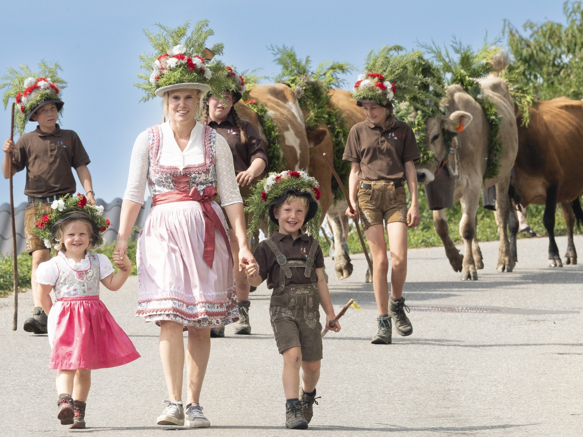 Beim Alpabtrieb in vorderster Front: Verena Fetz mit den beiden Kindern Emil und Lenia.