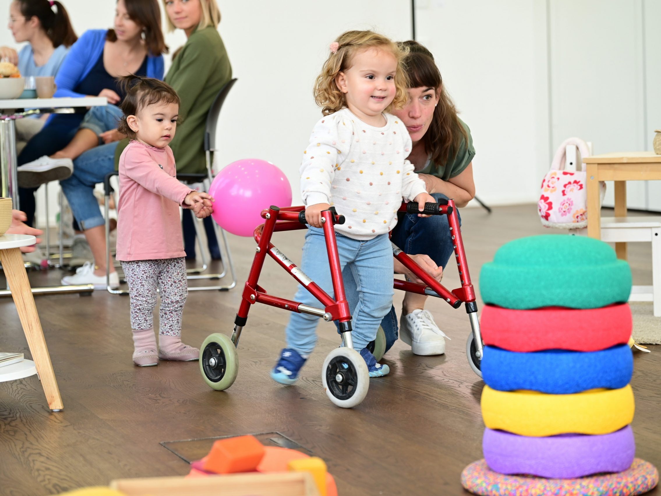 Die „Purzelbaum Bunte Bande" richtet sich speziell an Eltern mit Kindern, die von einer Beeinträchtigung oder chronischen Erkrankung betroffen sind. Die „Purzelbaum Bunte Bande" richtet sich speziell an Eltern mit Kindern, die von einer Beeinträchtigung oder chronischen Erkrankung betroffen sind.