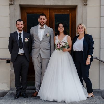 Das frisch getraute Ehepaar Patricia und Maik mit den Trauzeugen