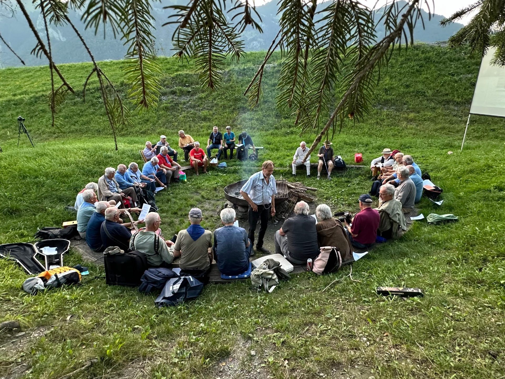 Ein Lagerfeuerkreis wie in alten Zeiten und unerwartet viele alte Gesichter - eine einmalige Voraussetzung beim Lagerfeuer-Event im Witzycamp. Ein Lagerfeuerkreis wie in alten Zeiten und unerwartet viele alte Gesichter - eine einmalige Voraussetzung beim Lagerfeuer-Event im Witzycamp.