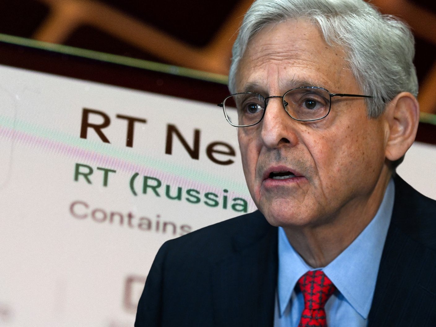 US-Justizminister Merrick Garland (r.) sagte, der innere Kreis rund um Kremlchef Wladimir Putin habe die Desinformationskampagnen angeordnet.