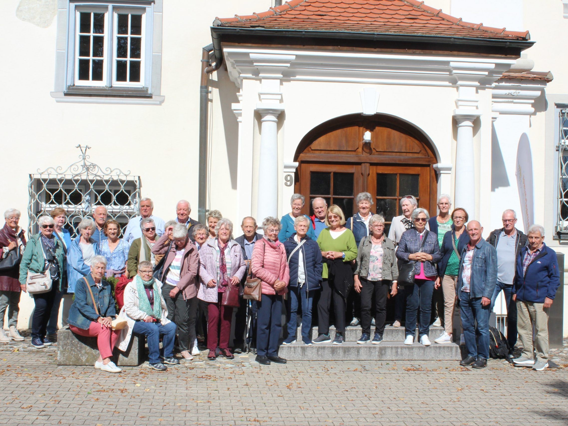Die Reisegruppe vor der Klosteranlage. Die Reisegruppe vor der Klosteranlage.