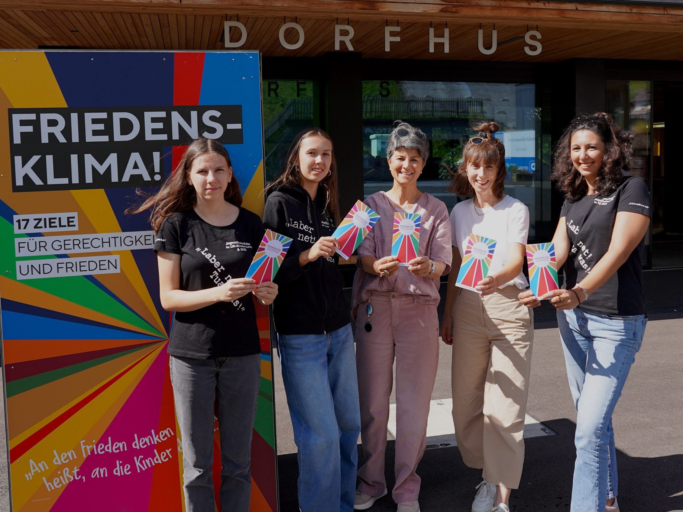 Die Jugendbotschafterinnen für UN-Kinderrechte Jolanda Hofer sowie Malina Fox, Klaudia Fischer (Raiffeisenbank Lech), Angelika Maier (LechZürs Tourismus) sowie Jugendbotschafterin Elisha Koch Die Jugendbotschafterinnen für UN-Kinderrechte Jolanda Hofer sowie Malina Fox, Klaudia Fischer (Raiffeisenbank Lech), Angelika Maier (LechZürs Tourismus) sowie Jugendbotschafterin Elisha Koch