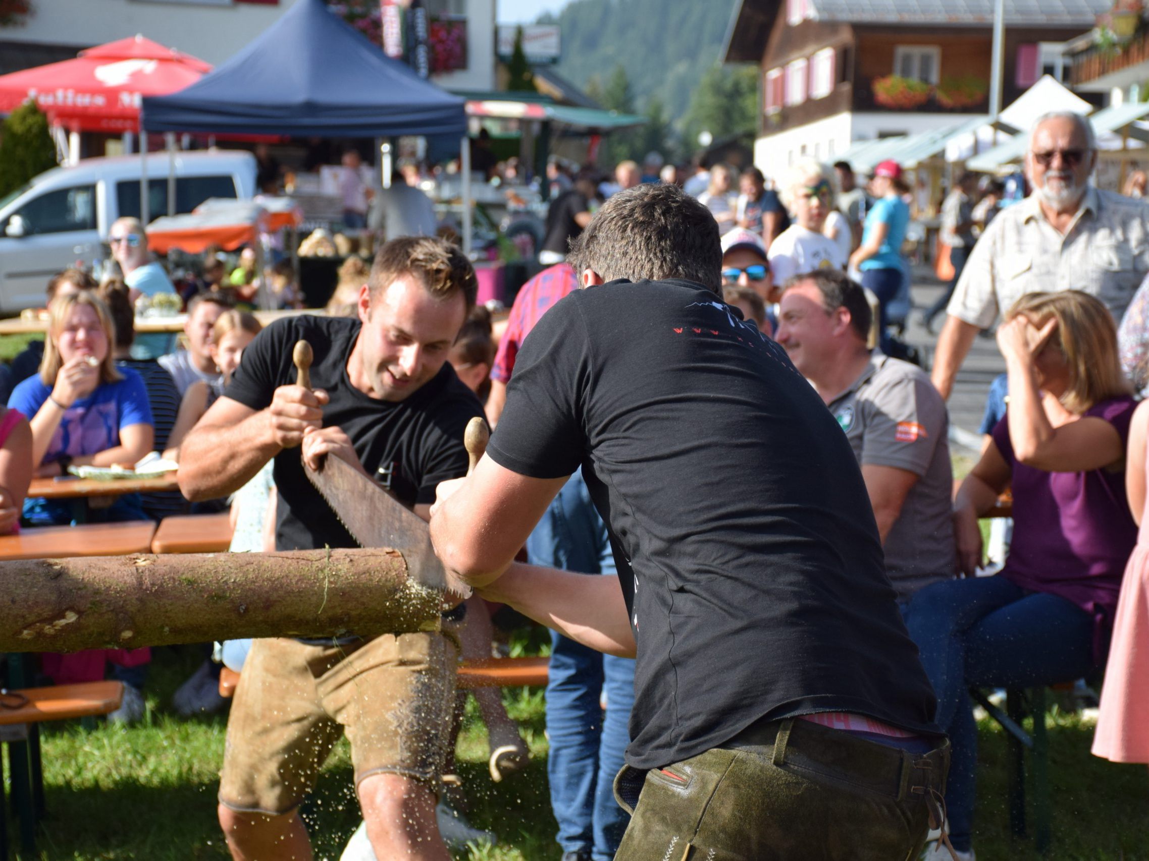 Der Sägewettbewerb ist ein Highlight bei der Kilbe. Alle Marktbesucher können sich versuchen. Der Sägewettbewerb ist ein Highlight bei der Kilbe. Alle Marktbesucher können sich versuchen.