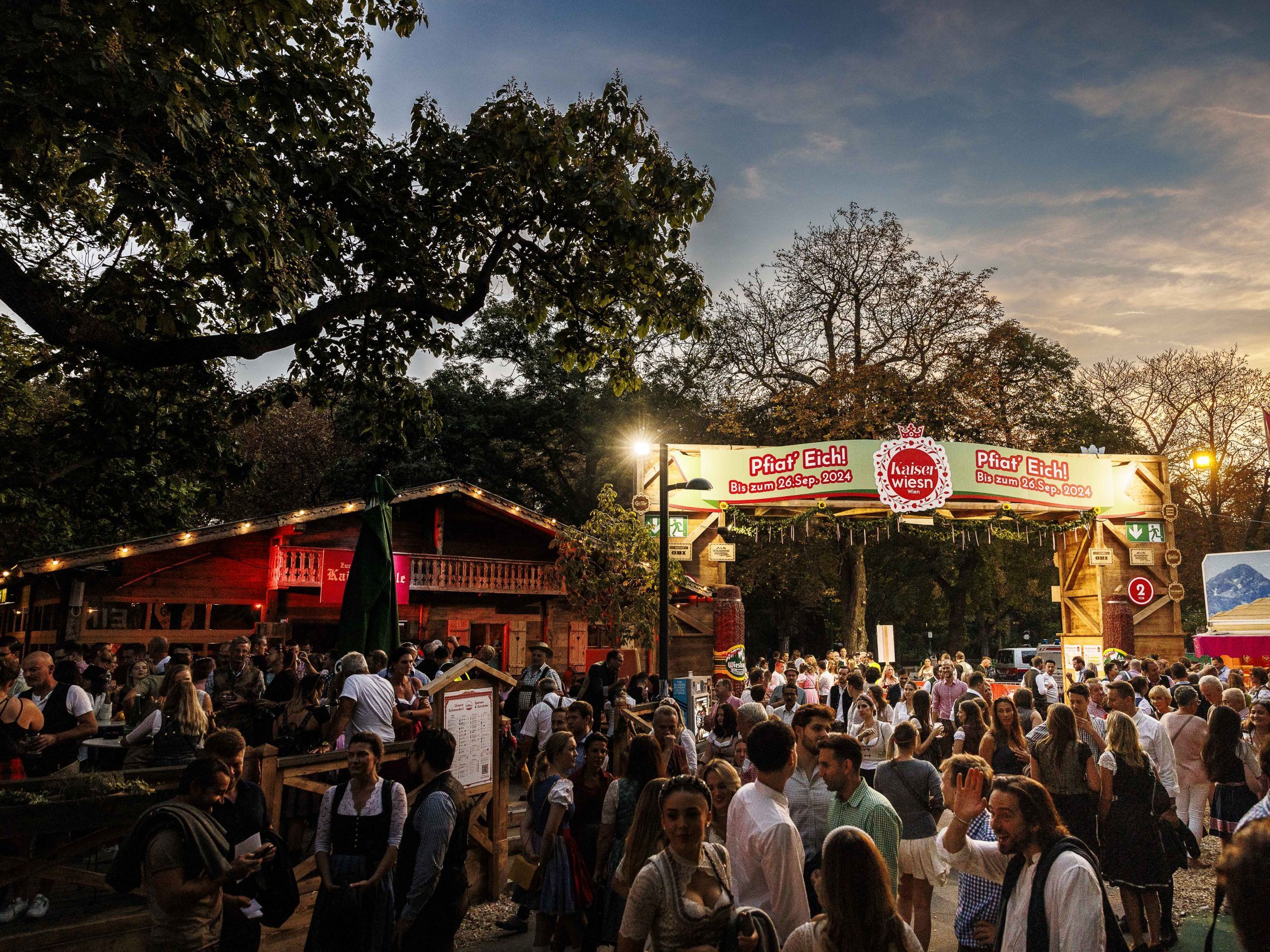 Auch 2024 gibt es wieder Schlager- und Volksfeststimmung auf der Wiener Kaiser Wiesn im Prater. Auch 2024 gibt es wieder Schlager- und Volksfeststimmung auf der Wiener Kaiser Wiesn im Prater.