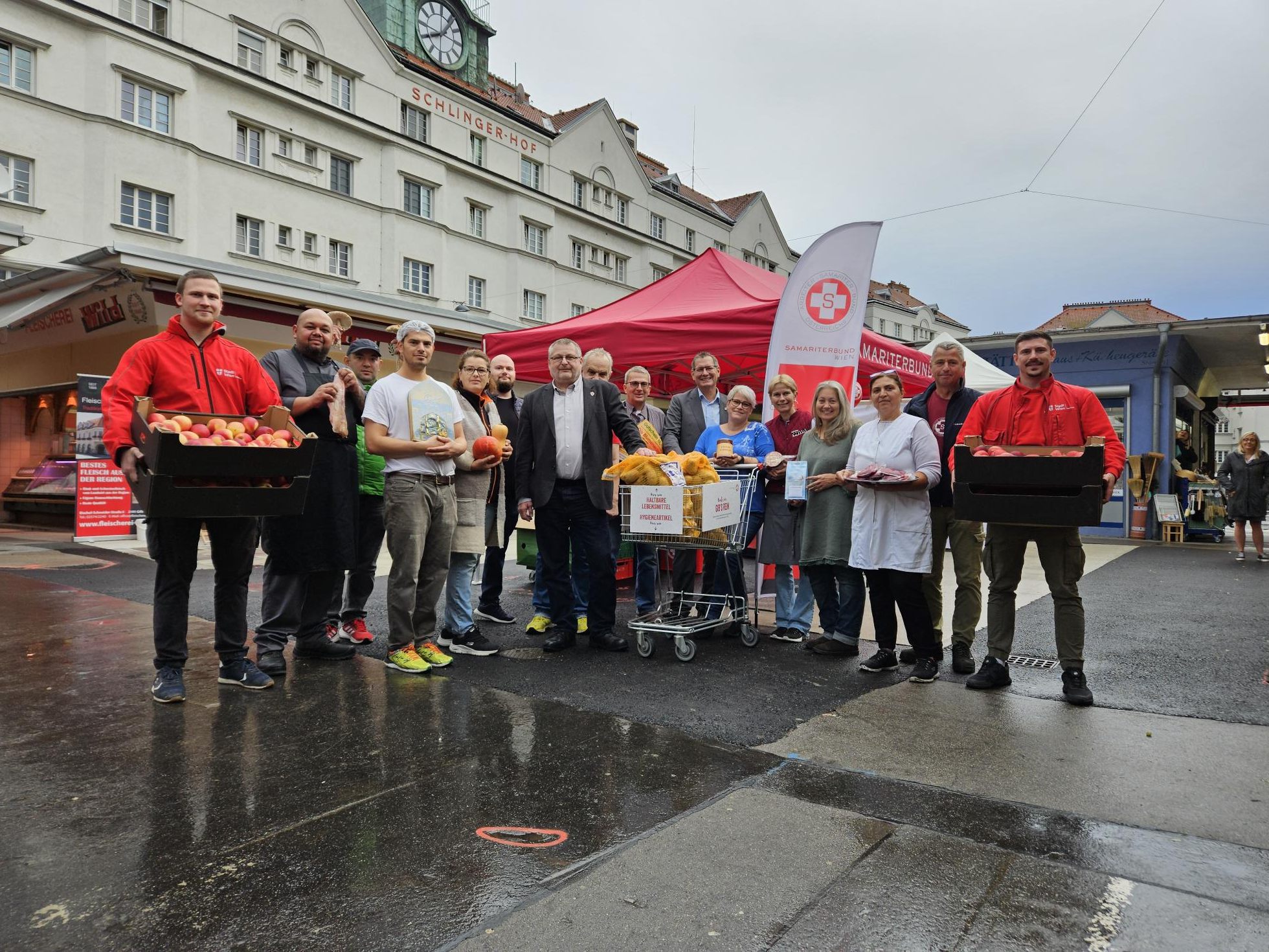 Der Schlingermarkt in Wien unterstützt das „Samariterwagerl“. Der Schlingermarkt in Wien unterstützt das „Samariterwagerl“.