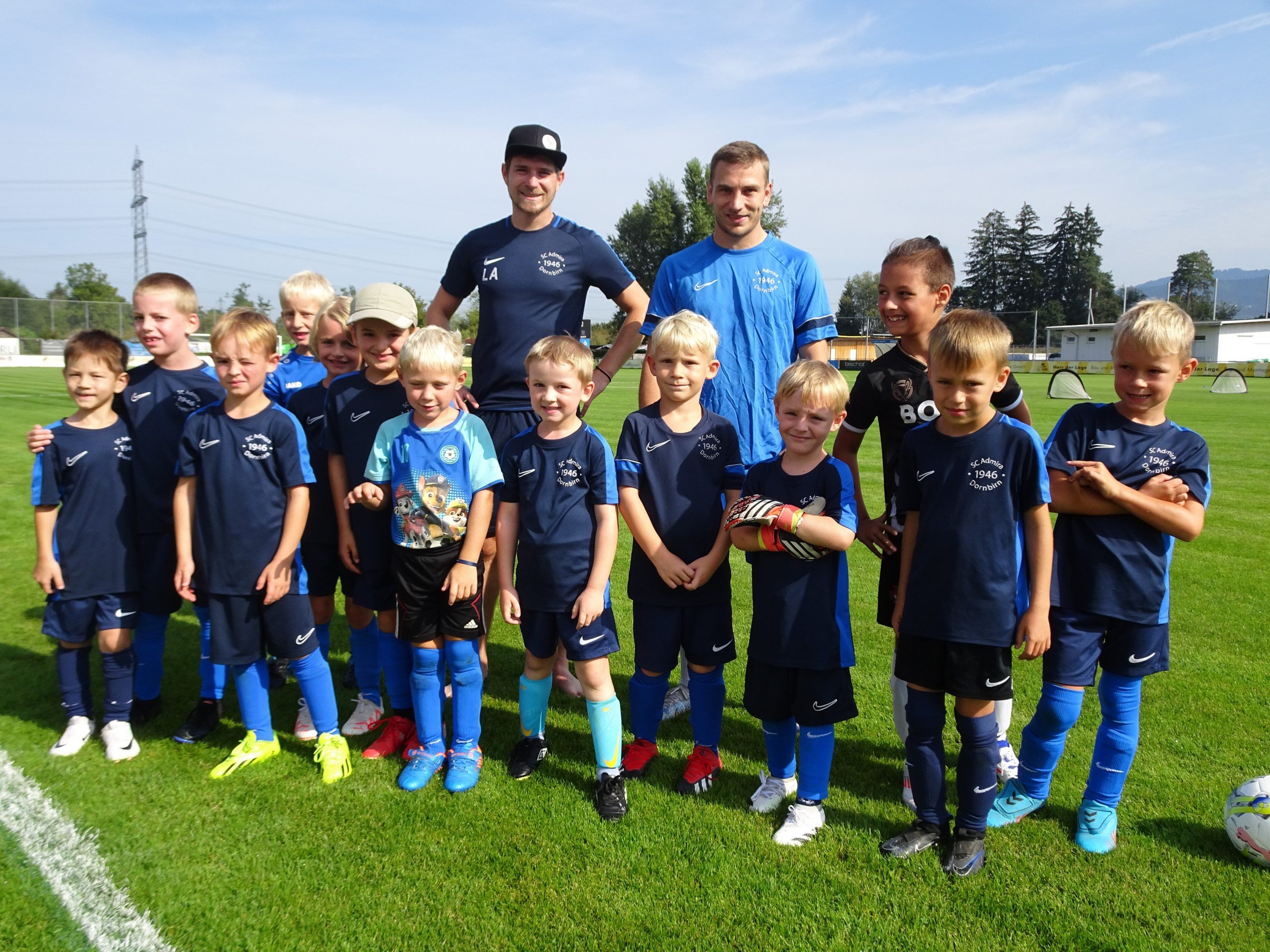 Leopold Arnus und Patrick Pexa mit den kleinen Trainingsgästen beim diesjährigen Sommercamp des SC Admira Dornbirn.