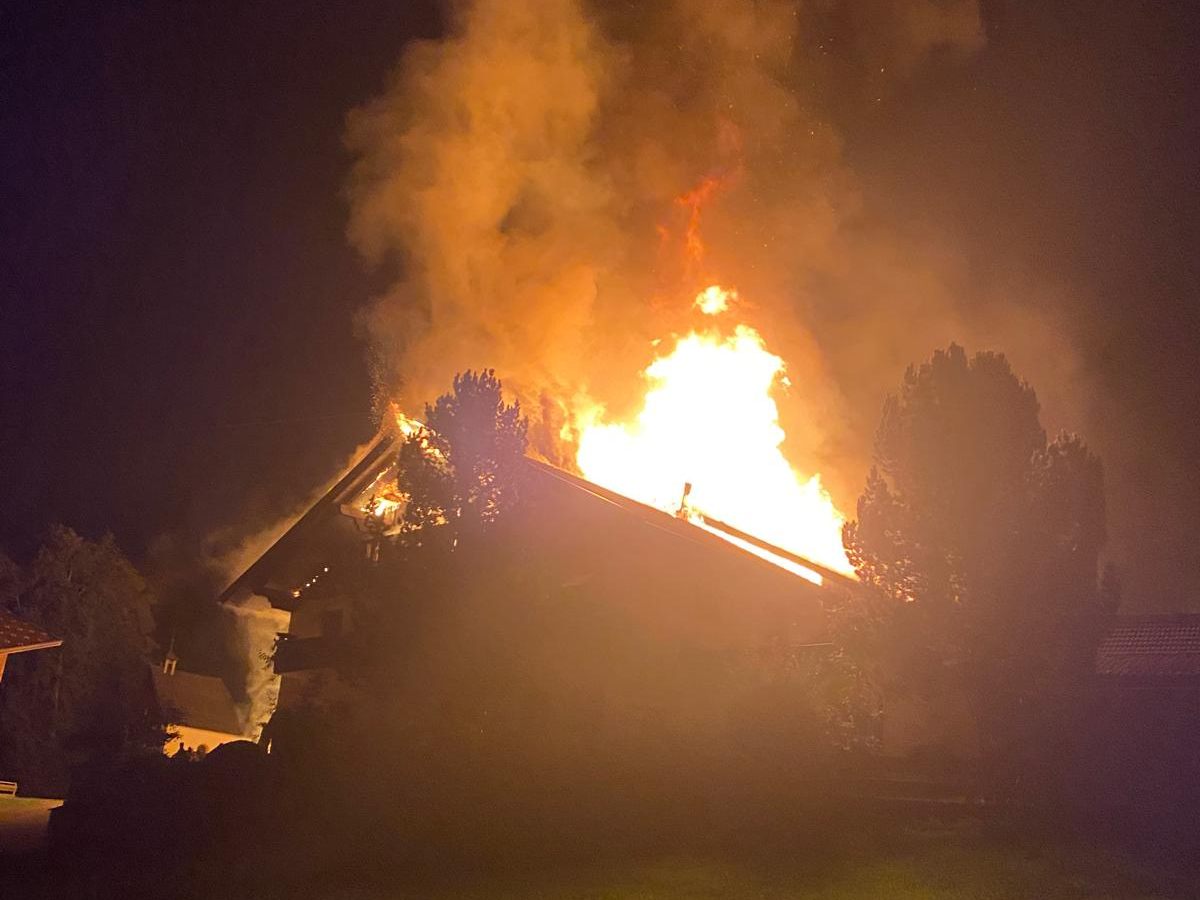 Das Feuer brach aus bisher noch unbekannten Gründen aus. Das Feuer brach aus bisher noch unbekannten Gründen aus.