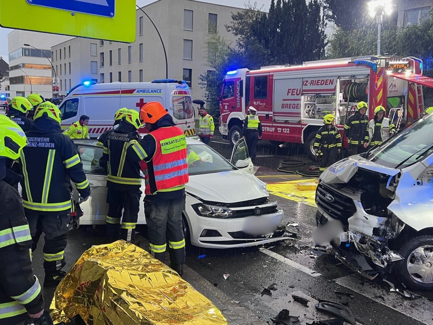 Sperre der Arlbergstraße in Bregenz nach schwerem Verkehrsunfall. Sperre der Arlbergstraße in Bregenz nach schwerem Verkehrsunfall.