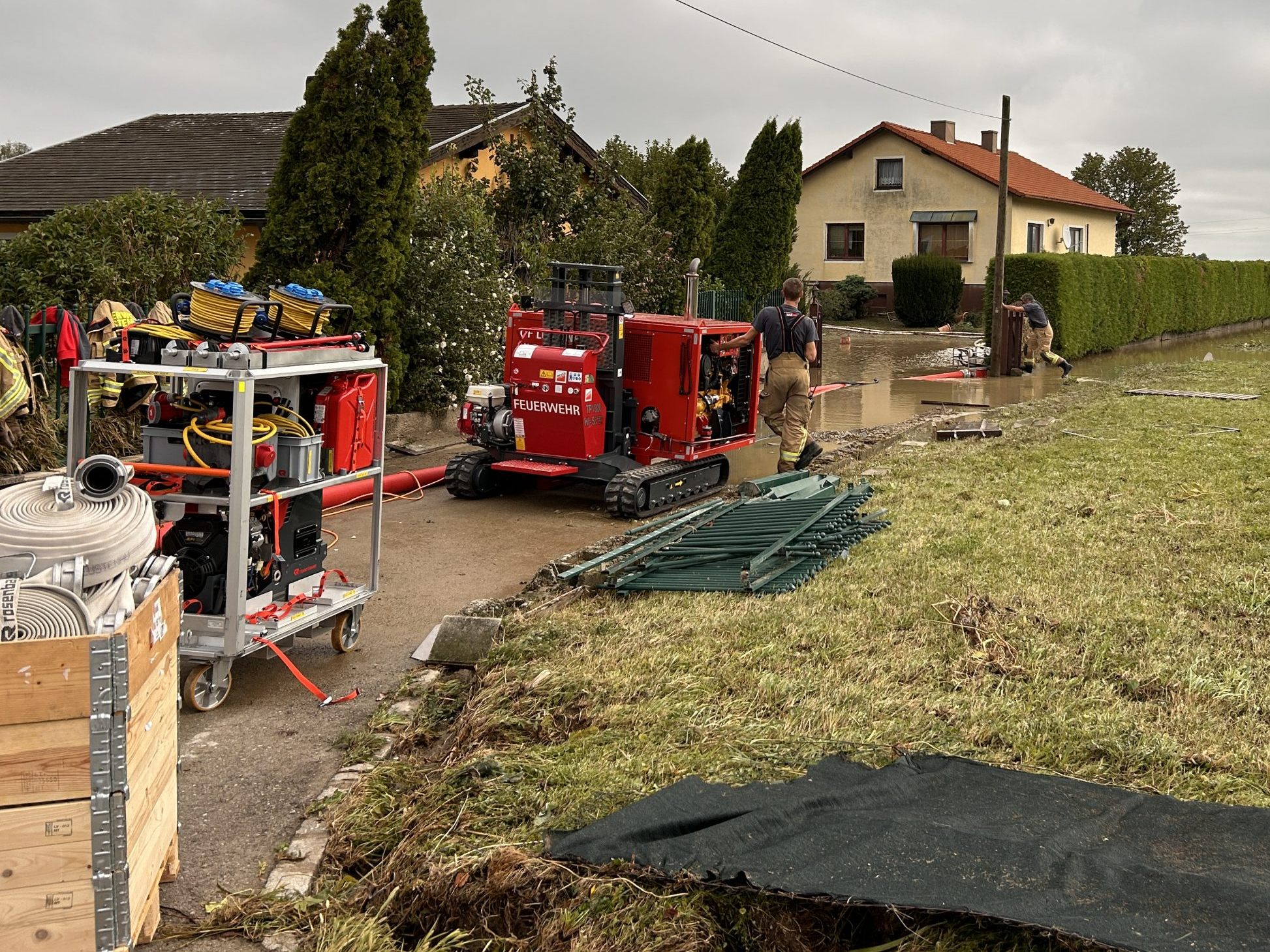 Die Vorarlberger Feuerwehren bei ihrer heldenhaften Mission im Katastrophengebiet.