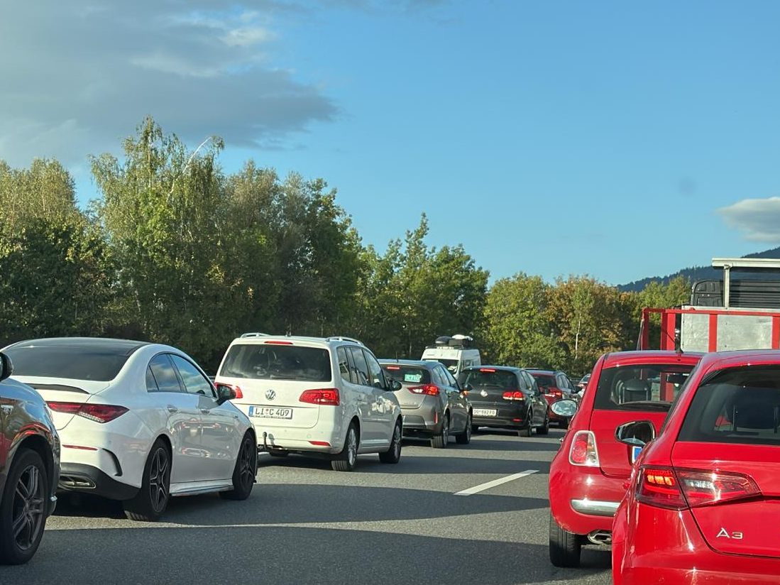 Dienstagnachmittag auf der A14 Höhe Wolfurt - Es staut. Dienstagnachmittag auf der A14 Höhe Wolfurt - Es staut.