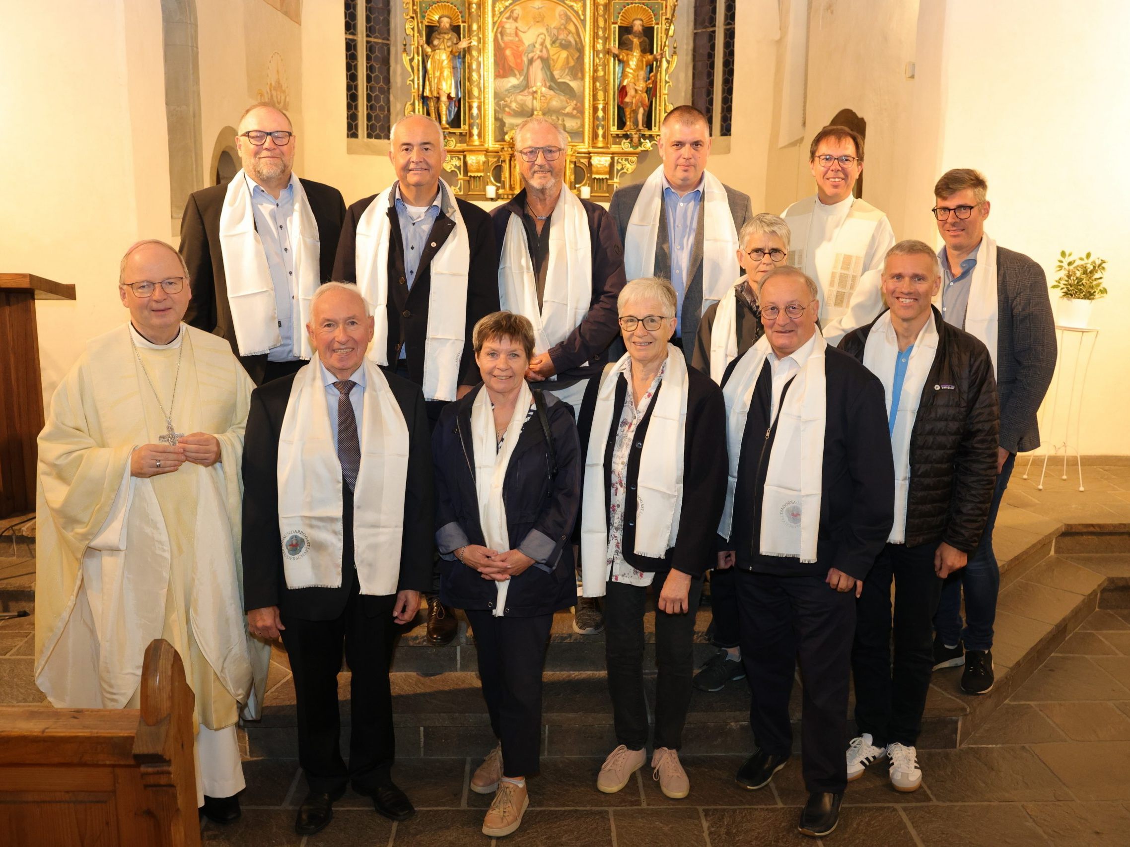 Bruderschaftstag in Arbogast: die neu aufgenommenen Mitglieder mit Bischof Benno Elbs, Dekan Rainer Büchel und Brudermeister Günter Vonblon.