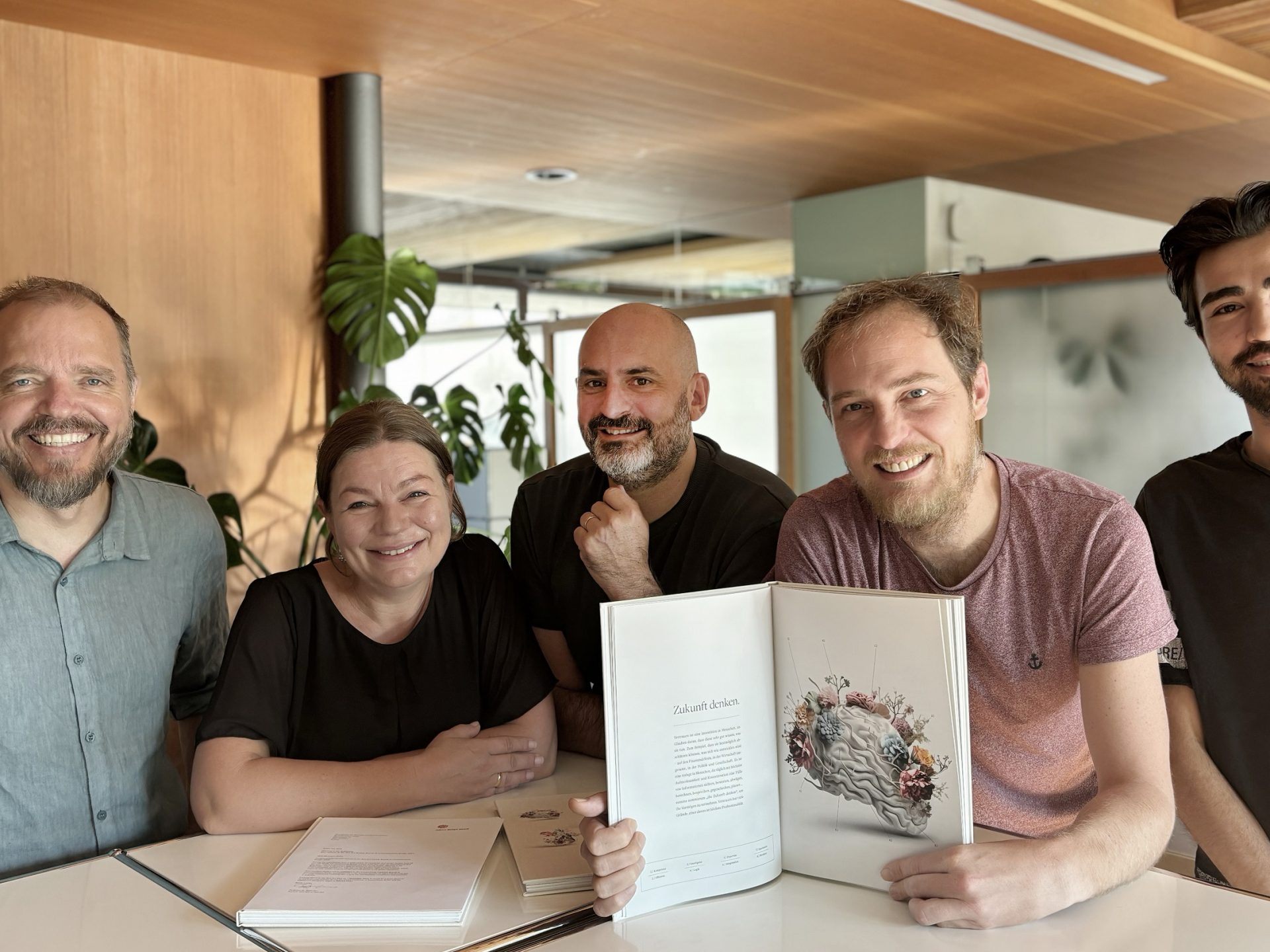 Das Team von die3 freut sich über den renommierten Red Dot Award 2024. Im Bild (von links): Mario Lorenz, Petra Lorenz-Grass, Sascha Grabherr, Alex Welzenbach und Yaser Sharifi.