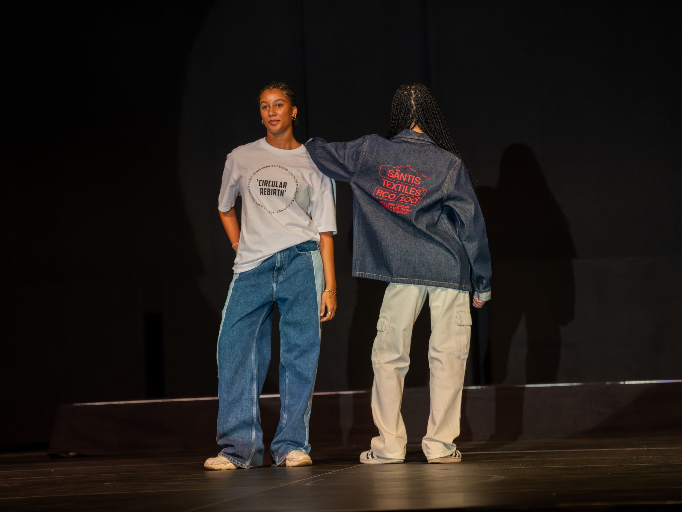 Jemima und Lavinia präsentierten zwei Jeans-Outfits der Firma Säntis Textiles.