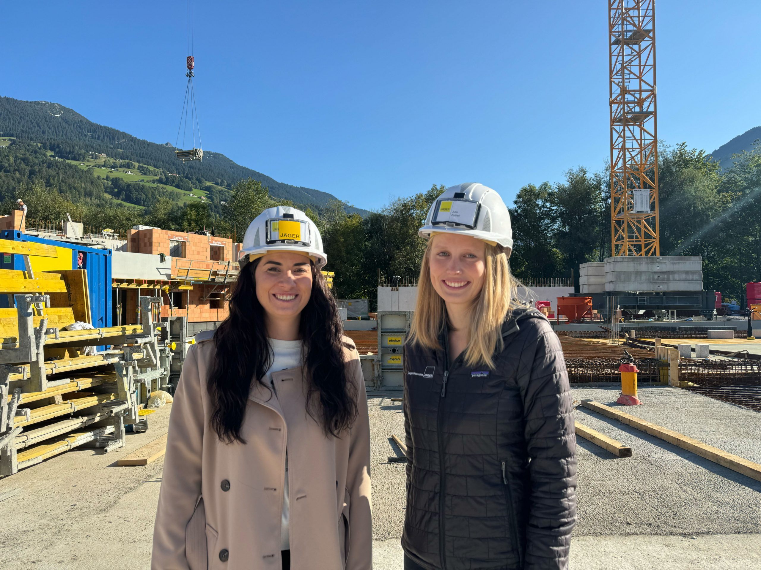 v.l.: Ramona Rudigier und Julia Zudrell auf der Baustelle des Wohnparks Gardenga in Tschagguns. v.l.: Ramona Rudigier und Julia Zudrell auf der Baustelle des Wohnparks Gardenga in Tschagguns.
