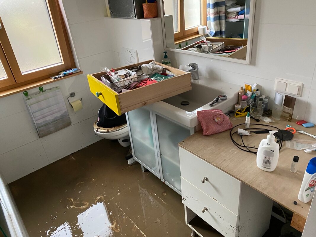 Auch das Badezimmer steht unter Wasser.