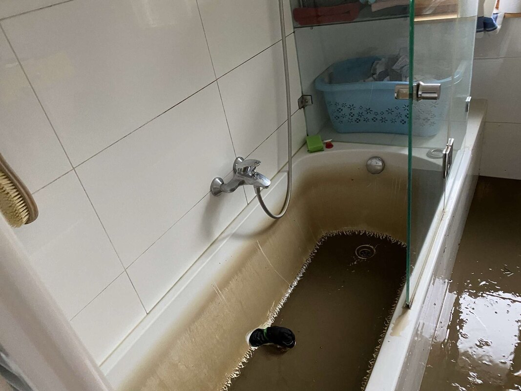 Überall hat es den Schlamm durch die Leitungen gedrückt.