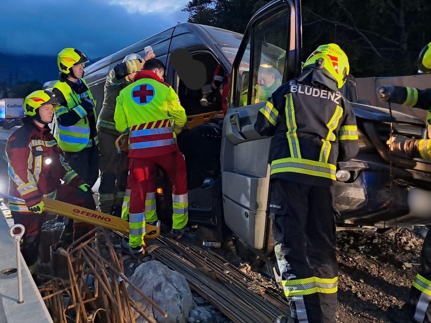 Die Feuerwehr Bludenz konnte acht Personen aus dem Fahrzeug befreien. Die Feuerwehr Bludenz konnte acht Personen aus dem Fahrzeug befreien.