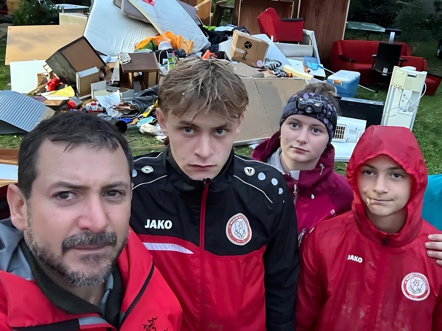 Wolfgang und seine Familie stehen vor den Trümmern ihres Zuhauses, das durch das verheerende Hochwasser zerstört wurde.