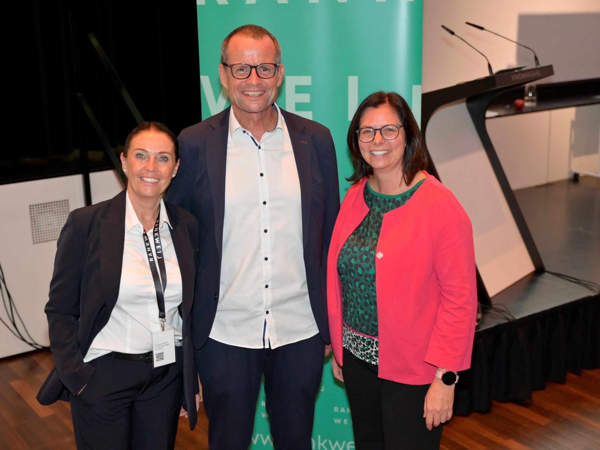 Karolin Frei (GF Gemeindemarketing Rankweil GmbH) und Bürgermeisterin Katharina Wöß-Krall mit dem Gastredner des Abends, Psychotherapeut Bertram Strolz. Karolin Frei (GF Gemeindemarketing Rankweil GmbH) und Bürgermeisterin Katharina Wöß-Krall mit dem Gastredner des Abends, Psychotherapeut Bertram Strolz.