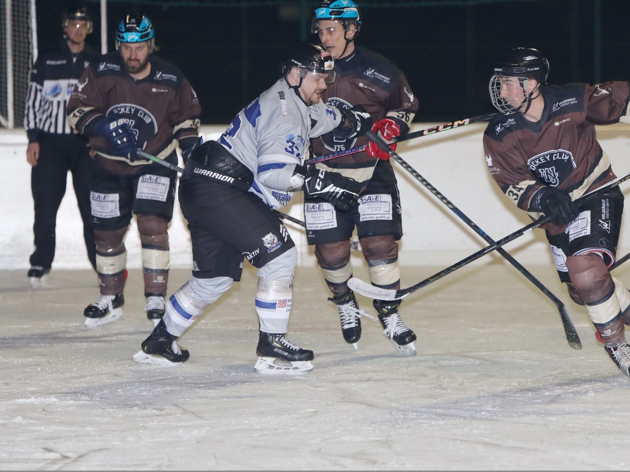 HC Walter Buaba siegt gegen den Meister mit vier Toren Differenz.