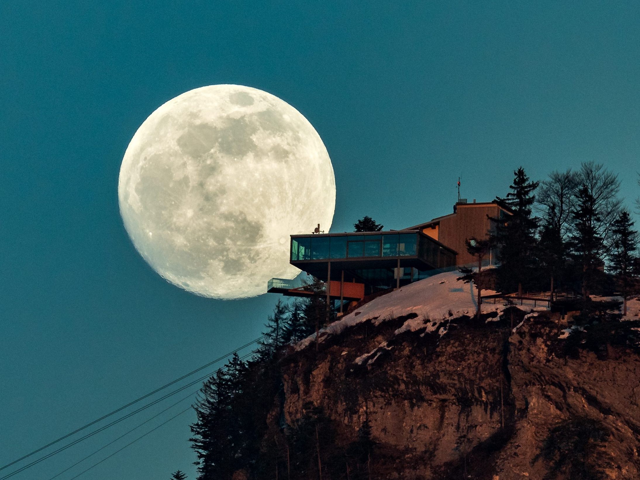 Supermond über der Bergstation der Karrenseilbahn in Dornbirn im Jahr 2019 Supermond über der Bergstation der Karrenseilbahn in Dornbirn im Jahr 2019