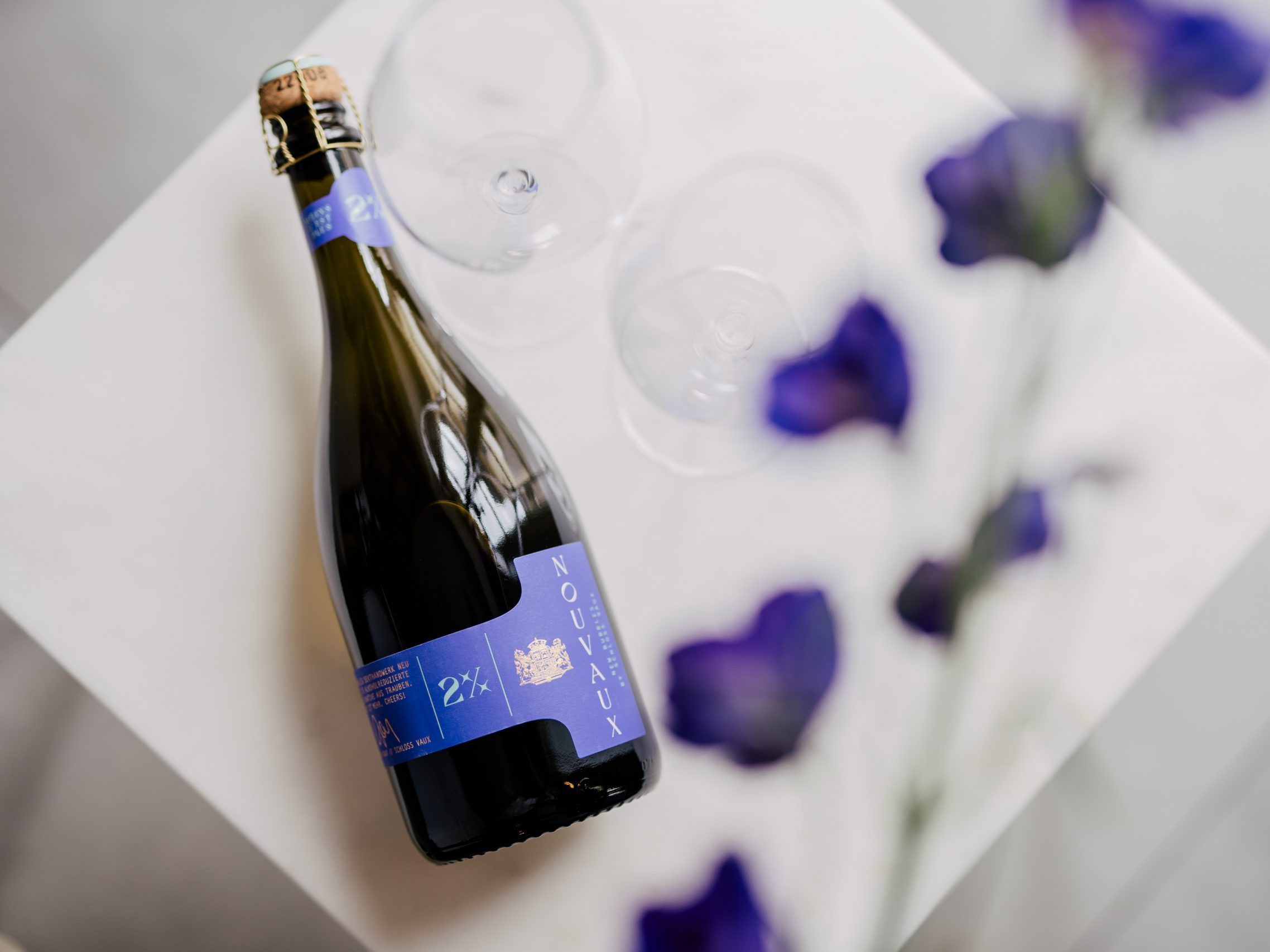 Mit Nouvaux wagt Schloss VAUX den Drahtseilakt zwischen Alkoholfrei und Sekt aus traditioneller Flaschengärung. Mit Nouvaux wagt Schloss VAUX den Drahtseilakt zwischen Alkoholfrei und Sekt aus traditioneller Flaschengärung.